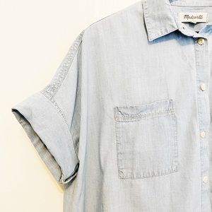Madewell courier shirt. Size Medium.